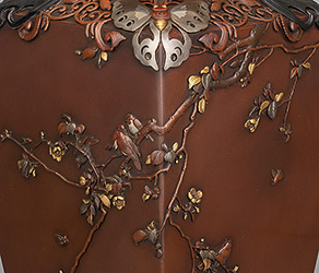 Ваза с изображением птиц  бабочек и летучих мышей