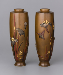 Парные вазы с изображением цветов и птиц