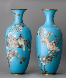 Парные вазы с изображением голубей на ветвях цветущей сакуры 