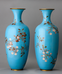 Парные вазы с изображением голубей на ветвях цветущей сакуры