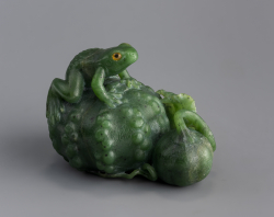 Скульптура "Лягушка, сидящая на тыкве"