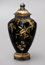 Декоративная ваза с крышкой