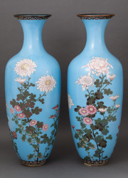 Парные вазы с изображением голубей и хризантем