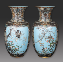 Парные вазы с изображением ястребов и воробьев