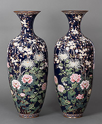 Парные вазы с изображением цветов