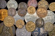 Набор из 40 монетовидных жетонов 1698-1995 (страны мира)