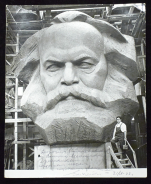 Фотография "Скульптура Карлу Марксу и ее автор  Лев Кербель" 1972